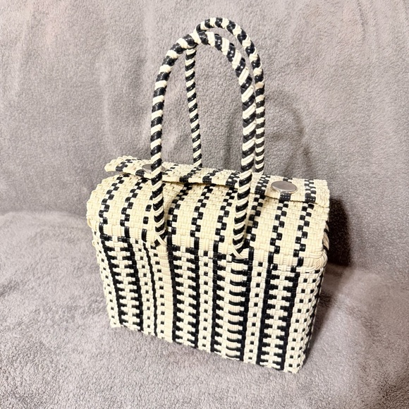 Handbags - New Handwoven plastic bag, magnetic clasp, waterproof and hand washable,Chic!